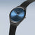 Armbanduhr vorne mit blauem Zifferblatt und schwarzem Meshband.