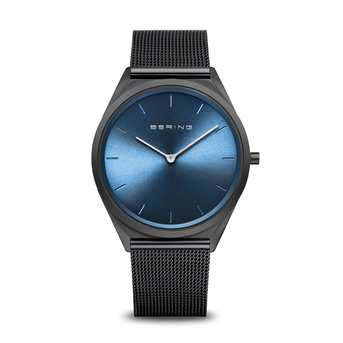 Armbanduhr mit blauem Zifferblatt und schwarzem Milanaise-Armband.