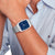 Herren-Armbanduhr Tommy Hilfiger am Handgelenk, blaues Zifferblatt, Metallarmband.