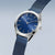 Bering Damenuhr im Detail: blaues Zifferblatt mit Stabindexen und blauem Mesh-Armband