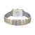 Rückseite einer Bicolor Damenuhr mit Metallgliederarmband und sichtbar eingravierter Gehäusefläche