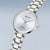 Bering Classic Damenuhr, silbernes Armband, weißes Zifferblatt mit Zeigern und Bering-Logo