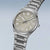 Herrenuhr mit silbernem Metallarmband, rundem grauen Zifferblatt und Zeigern