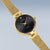 Goldfarbene Damenarmbanduhr mit schwarzem Zifferblatt und goldfarbenem Metallarmband