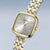 Bering Damenuhr, schräger Blick auf goldfarbenes Gehäuse mit weißem Zifferblatt
