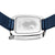 Rückseite der Damenarmbanduhr mit graviertem Boden und blauem Milanaise-Armband