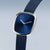 Damenarmbanduhr am Handgelenk mit blauem Zifferblatt und blauem Milanaise-Armband