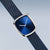 Damenarmbanduhr mit blauem Zifferblatt, silbernem Rahmen und blauem Milanaise-Armband