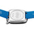 Rückseite der Damenuhr mit Gravur auf Stahlboden und blauem Textilarmband, Schließe sichtbar.