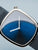 Unisex-Armbanduhr, blaues Zifferblatt mit Zeigern und Edelstahlgehäuse, Nahansicht