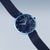 Bering Damenuhr, seitlich: rundes blaues Zifferblatt mit Strichindizes, blaues Armband