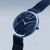 Bering Damenuhr, schräg: blaues Zifferblatt mit Indexen und blauem Mesh-Armband