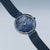 Bering Damenuhr mit blauem Zifferblatt, goldfarbenen Indexen und Mesh-Armband