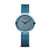 Damenuhr mit rundem Gehäuse, blau gestreiftem Zifferblatt und blauem Milanaise-Armband