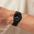 Bering Ultra Slim Herrenuhr am Handgelenk, schwarz mit Milanaise-Armband und Index-Ziffern