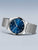 Herrenarmbanduhr Bering: blaues Zifferblatt, silbernes Edelstahl-Mesharmband und Krone am Gehäuse