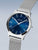Bering Herrenarmbanduhr, schrägansicht: blaues Zifferblatt mit Indexen, silbernes Mesharmband