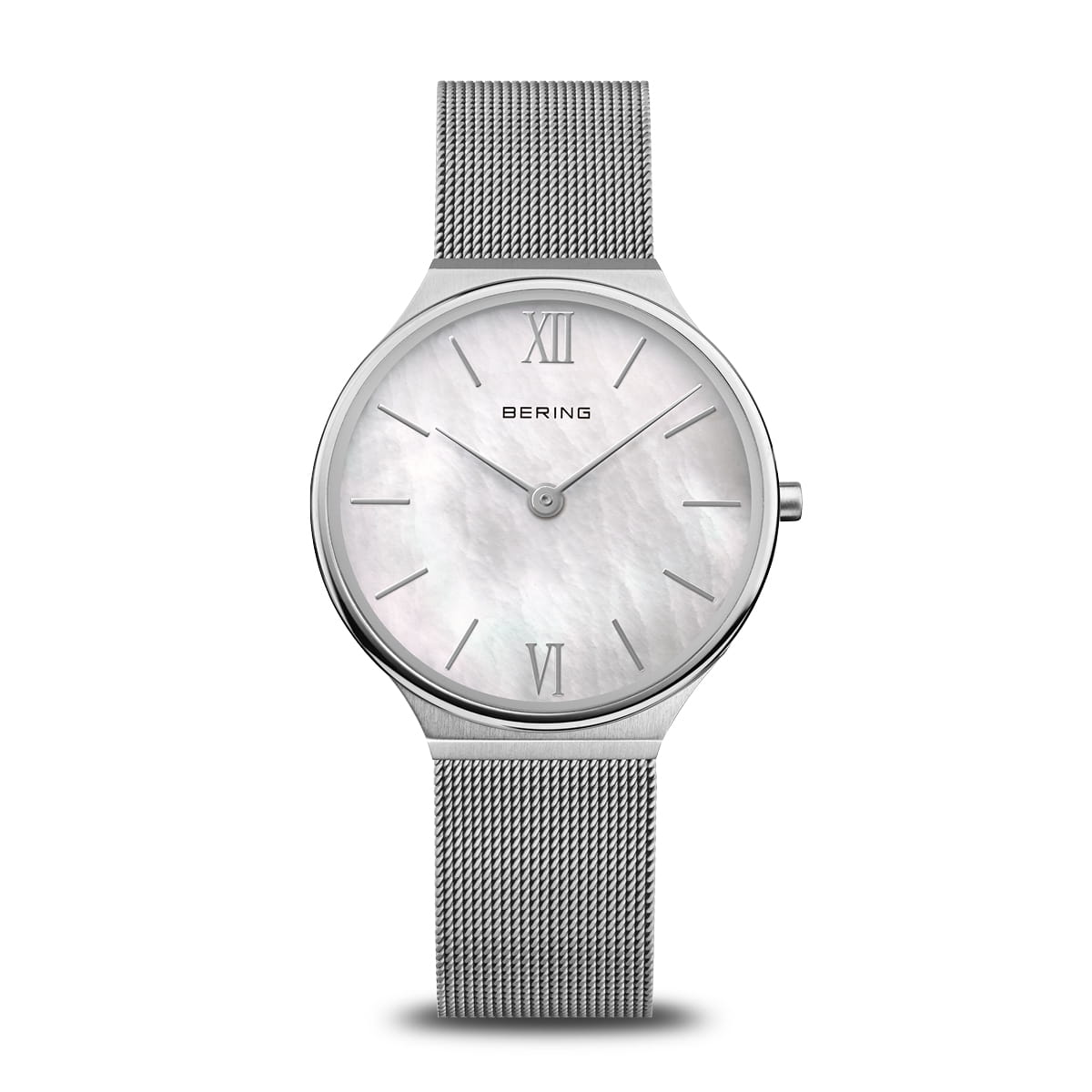 Damenuhr mit silbernem Metallarmband und rundem Gehäuse, weißem Perlmuttzifferblatt