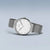 Silberne Damenuhr liegend fotografiert: weißes Zifferblatt mit Milanaise-Metallarmband