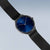 Bering Damenuhr im Schrägblick: blaues Zifferblatt, Milanaise-Armband