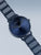 Herrenarmbanduhr, schräger Blick: blaues Zifferblatt mit schmalen Zeigern und Keramikband