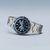 Herrenuhr im Seitenwinkel mit blauem Lünetteinsatz und Edelstahlgliederarmband