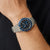 Herrenuhr am Handgelenk: blaues Zifferblatt, Edelstahlarmband, Kronenschutz