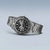 Herrenarmbanduhr seitliche Ansicht: schwarzes Zifferblatt, breite Metallglieder, Lünette