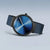 Herrenarmbanduhr, seitliche Ansicht: blaues Zifferblatt, schwarzer Rahmen und Milanaiseband