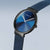 Herrenarmbanduhr mit rundem Gehäuse, blauem Zifferblatt und Milanaise-Armband im Dunkelton