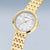 Damenuhr mit goldfarbenem Metallarmband und hellem Perlmutt-Zifferblatt