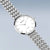 Damenuhr mit weißem Zifferblatt und silberfarbenem Metallarmband, schräg