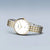 Bicolor-Damenuhr mit weißem Zifferblatt und zweifarbigem Metallarmband.