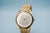 Bering Damenuhr mit goldfarbenem Gehäuse, silbernem Zifferblatt und Milanaise-Armband