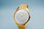Goldfarbene Armbanduhr mit silbernem Zifferblatt und engmaschigem Milanaise-Armband