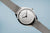 Bering Damenuhr mit silbernem Zifferblatt und Milanaise-Armband, seitlicher Knopf