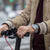 Herrarmbandsur med grön urtavla på handleden, armband i silverfärgat rostfritt stål