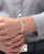 Tommy Hilfiger armband i rostfritt stål på handleden, metallänkar