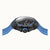 Armbanduhr von oben: rundes Gehäuse mit Skelettwerk, Krone und blauem Silikonband