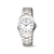 Damenarmbanduhr mit Metallarmband, silbernem Zifferblatt, arabischen Ziffern und Datum bei 8