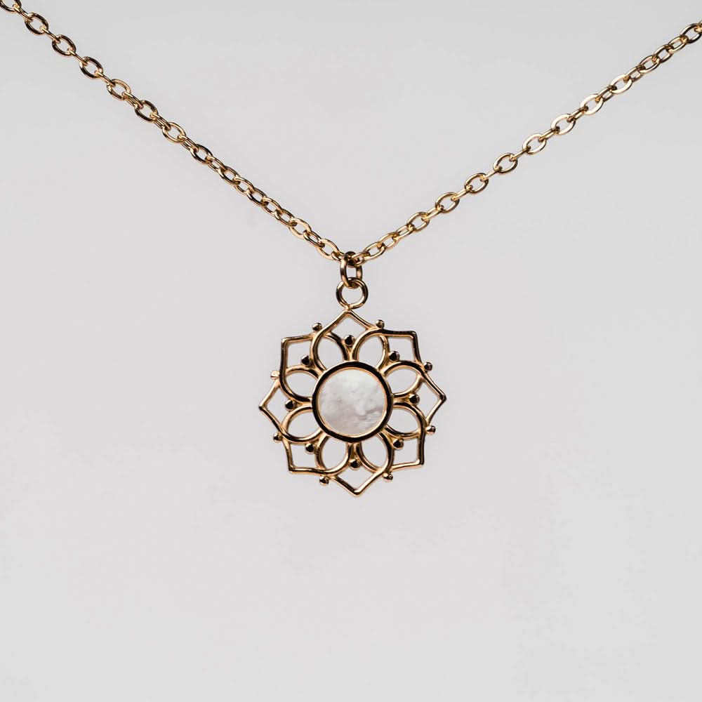 Guldpläterat halsband med pärlemorhänge i blommig cirkel, fin länkkedja
