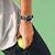 Smartklocka på handleden med svart silikonarmband och runt boett med mörk urtavla