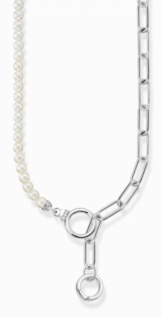 Pärlhalsband med silverfärgad länkkedja och runt hänge med blå sten