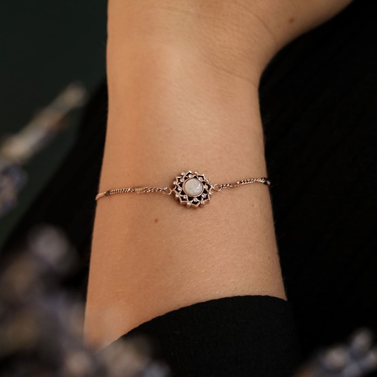 Armband med rund månsten i silverinfattning, för handleden