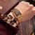 Retroklocka på handleden med guldfärgat metallarmband och svart urtavla