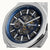 Herrenarmbanduhr: Nahansicht des blauen Skelettzifferblatts mit Ingersoll-Logo und Automatikmarkierung