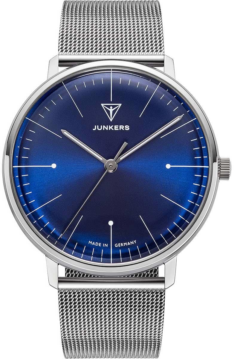 Herrklocka med rund boett, blå urtavla och armband i metallnät; Junkers-logotyp.