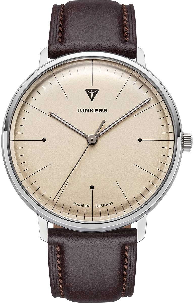 Herrklocka med brunt läderarmband och beige urtavla, silverfärgat hölje