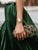 Damenarmbanduhr Bulova mit goldenem Armband am Handgelenk