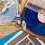 Casio Vintage Armbanduhr zwischen Schallplatten, blaues Display am Edelstahlband